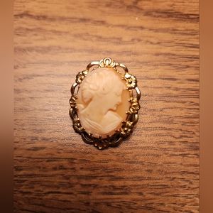 Vintage Gold Tone Cameo Brooch Pin